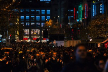 Çekler demokrasi için yapılan özgürlük yürüyüşünü Kadife Devrim yıldönümünde kutladılar