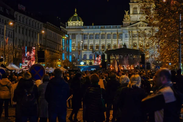 Los checos celebran la libertad marchando por la democracia en el aniversario de la Revolución de Terciopelo — Foto de Stock