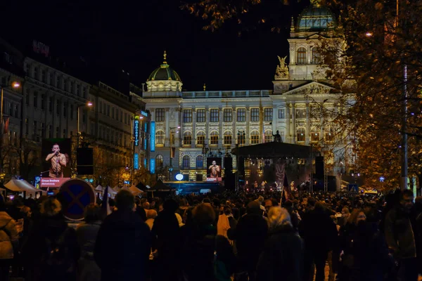 捷克人在天鹅绒革命周年纪念日庆祝迈向民主的自由 — 图库照片