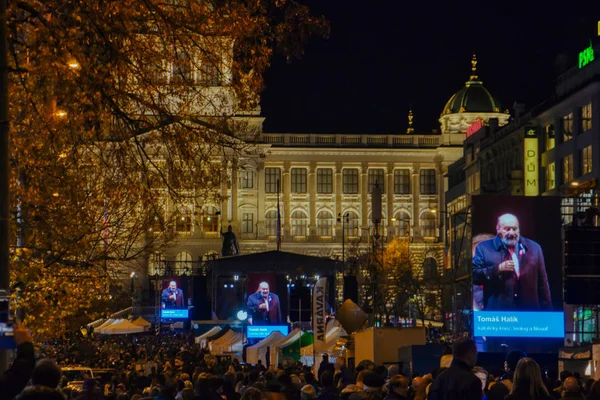 Los checos celebran la libertad marchando por la democracia en el aniversario de la Revolución de Terciopelo — Foto de Stock