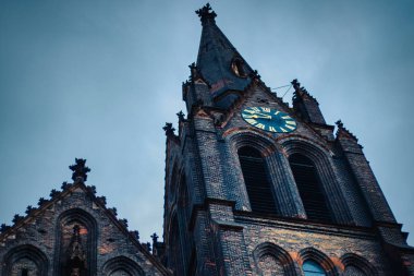 St. Ludmila Kuleleri Kilisesi. Kış sabahı bulutlu bir günün altında.