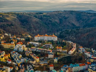 Karlovy Vary 'de eski evleri çevreleyen havacılık oteli.
