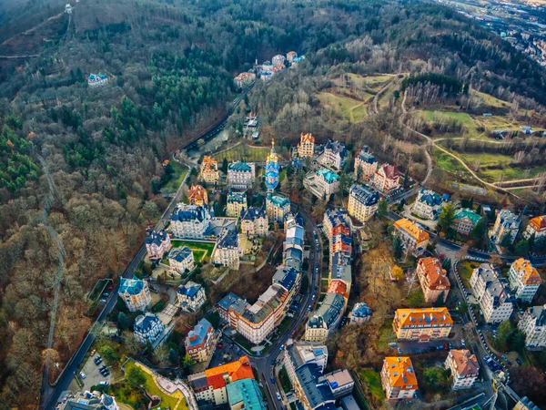 Güzel güneş ışığı altında Karlovy Vary Havalimanı