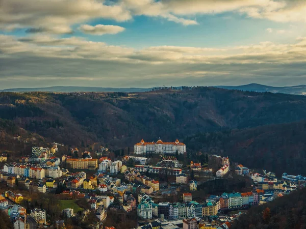 Karlovy Vary 'de eski evleri çevreleyen havacılık oteli.