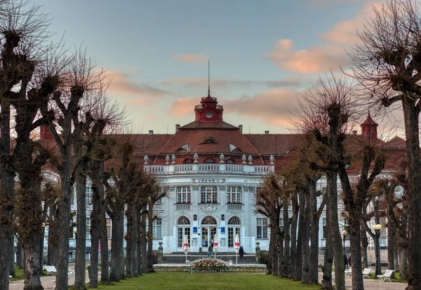 Beroemde Colonnade hete lente met genezing gezondheid proprieties — Stockfoto