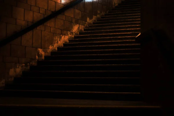 Podejrzane podziemne ciemne schody późno w nocy — Zdjęcie stockowe