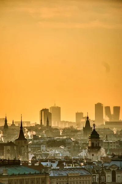 Prag silueti Gün doğumunda