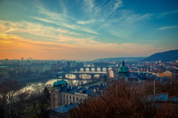 Praga pontes panorama durante a manhã névoa — Fotografia de Stock