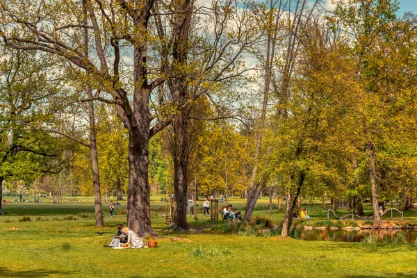 Prag, Çek Cumhuriyeti, 27 / 04 / 2020 - Çekoslovakya Cumhuriyeti 'ndeki karantina sonrası aileler yüz maskeleri takarak Stromovka parkının keyfini çıkarıyorlar