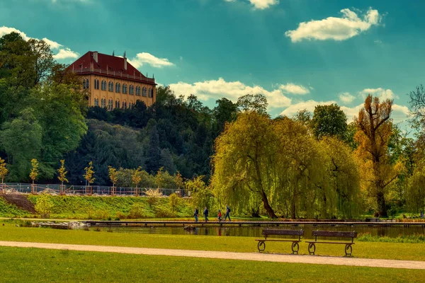 Prag, Çek Cumhuriyeti, 27 / 04 / 2020 - Çekoslovakya Cumhuriyeti 'ndeki karantina sonrası aileler yüz maskeleri takarak Stromovka parkının keyfini çıkarıyorlar
