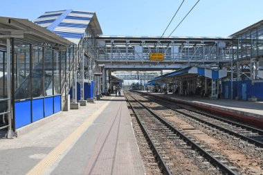 Novel Coronavirus 'u (COVID-19) önlemek için tam güvenlik kısıtlamaları uygulanmıştır. Tamamen kapalı Bardhaman Junction Tren İstasyonu. Burdwan Kasabası, Purba Bardhaman Bölgesi, Batı Bengal, Hindistan