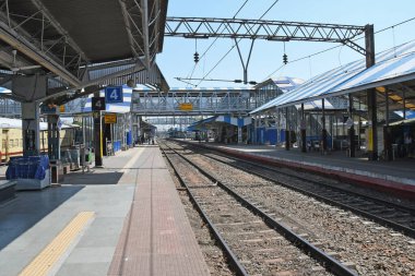 Novel Coronavirus 'u (COVID-19) önlemek için tam güvenlik kısıtlamaları uygulanmıştır. Tamamen kapalı Bardhaman Junction Tren İstasyonu. Burdwan Kasabası, Purba Bardhaman Bölgesi, Batı Bengal, Hindistan