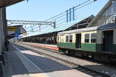 Novel Coronavirus 'u (COVID-19) önlemek için tam güvenlik kısıtlamaları uygulanmıştır. Tamamen kapalı Bardhaman Junction Tren İstasyonu. Burdwan Kasabası, Purba Bardhaman Bölgesi, Batı Bengal, Hindistan