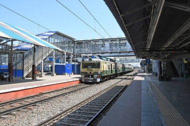 Novel Coronavirus 'u (COVID-19) önlemek için tam güvenlik kısıtlamaları uygulanmıştır. Tamamen kapalı Bardhaman Junction Tren İstasyonu. Burdwan Kasabası, Purba Bardhaman Bölgesi, Batı Bengal, Hindistan