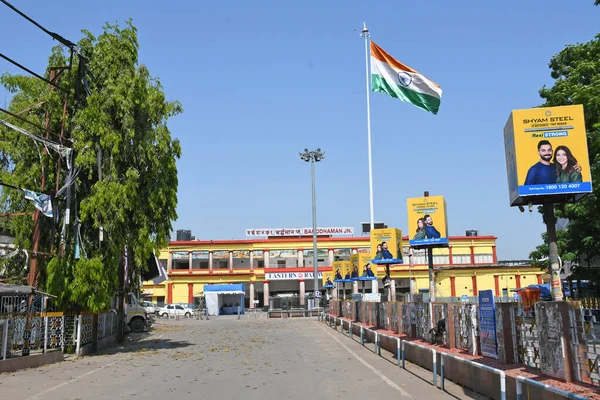 Novel Coronavirus 'u (COVID-19) önlemek için tam güvenlik kısıtlamaları uygulanmıştır. Tamamen kapalı Bardhaman Junction Tren İstasyonu. Burdwan Kasabası, Purba Bardhaman Bölgesi, Batı Bengal, Hindistan