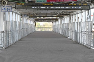 Novel Coronavirus 'u (COVID-19) önlemek için tam güvenlik kısıtlamaları uygulanmıştır. Tamamen kapalı Bardhaman Junction Tren İstasyonu. Burdwan Kasabası, Purba Bardhaman Bölgesi, Batı Bengal, Hindistan