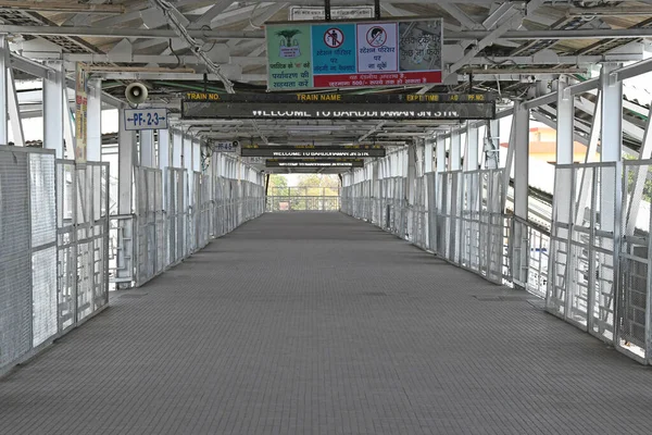 已经发布了完全的安全限制 以防止新的科罗纳韦病毒 Covid 完全关闭的巴达曼交叉口火车站 在印度西孟加拉邦Purba Bardhaman区Burdwan镇 — 图库照片