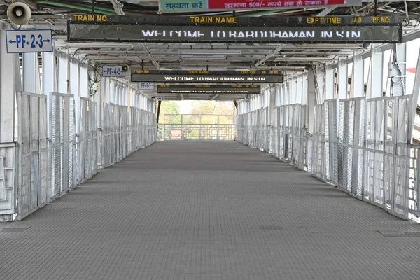 Novel Coronavirus 'u (COVID-19) önlemek için tam güvenlik kısıtlamaları uygulanmıştır. Tamamen kapalı Bardhaman Junction Tren İstasyonu. Burdwan Kasabası, Purba Bardhaman Bölgesi, Batı Bengal, Hindistan