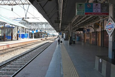 Novel Coronavirus 'u (COVID-19) önlemek için tam güvenlik kısıtlamaları uygulanmıştır. Tamamen kapalı Bardhaman Junction Tren İstasyonu. Burdwan Kasabası, Purba Bardhaman Bölgesi, Batı Bengal, Hindistan