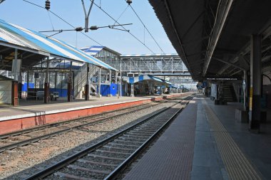 Novel Coronavirus 'u (COVID-19) önlemek için tam güvenlik kısıtlamaları uygulanmıştır. Tamamen kapalı Bardhaman Junction Tren İstasyonu. Burdwan Kasabası, Purba Bardhaman Bölgesi, Batı Bengal, Hindistan