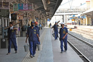 Kilitleme sırasında Burdwan Junction Tren İstasyonu 'nda Novel Coronavirus' u (COVID-19) önlemek için demiryolu işçileri temizlik sürüşü yaparken. Burdwan Kasabası, Purba Bardhaman Bölgesi, Batı Bengal, Hindistan