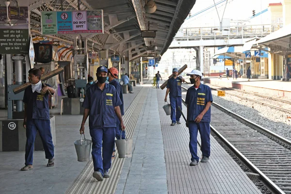 Kilitleme sırasında Burdwan Junction Tren İstasyonu 'nda Novel Coronavirus' u (COVID-19) önlemek için demiryolu işçileri temizlik sürüşü yaparken. Burdwan Kasabası, Purba Bardhaman Bölgesi, Batı Bengal, Hindistan