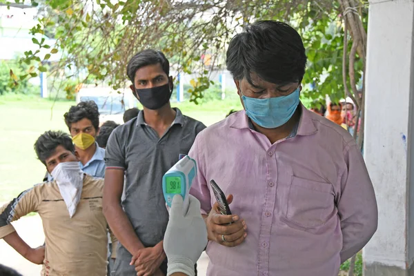 Arbeitsmigranten Die Einem Komplex Der Burdwan Bidyarthi Bhaban High School — Stockfoto