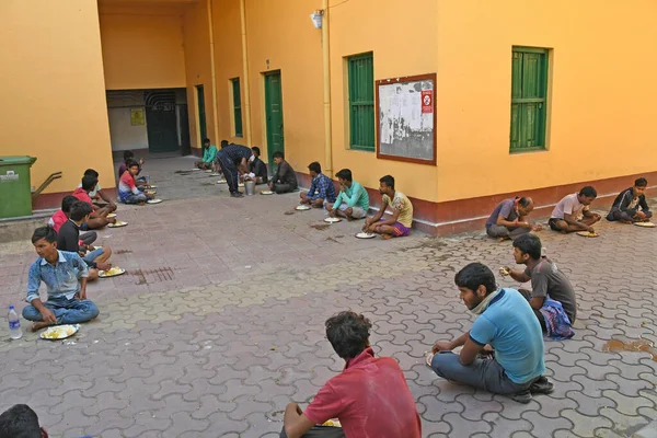Arbeitsmigranten Die Gerettet Und Einer Provisorischen Unterkunft Einer Burdwan Municipal — Stockfoto
