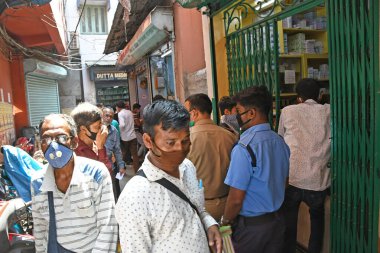 Hükümet Novel Coronavirus 'u (COVID-19) önlemek için tecrit ilan ettiği için insanlar çeşitli hastalıklar için ilaç satın alıyor. Burdwan Kasabası, Purba Bardhaman Bölgesi, Batı Bengal, Hindistan.