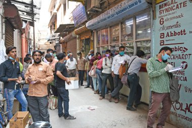 Hükümet Novel Coronavirus 'u (COVID-19) önlemek için tecrit ilan ettiği için insanlar çeşitli hastalıklar için ilaç satın alıyor. Burdwan Kasabası, Purba Bardhaman Bölgesi, Batı Bengal, Hindistan.