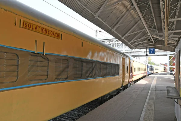 铁路局已经将一列火车车厢改造成了一辆隔离车厢 可供怀疑患有新的科罗纳维病毒 Covid 的病人使用 在印度西孟加拉邦Burdwan交叉口火车站 — 图库照片