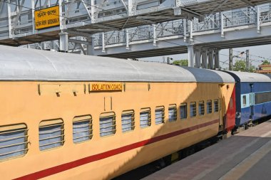 Tren yolu bölümü, şüpheli Novel Coronavirus (COVID-19) hastaları için bir tren vagonunu tecrit vagonuna çevirdi. Burdwan Junction Tren İstasyonu, Batı Bengal, Hindistan.