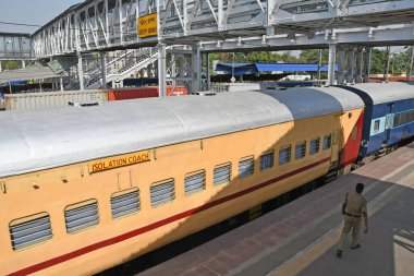 Tren yolu bölümü, şüpheli Novel Coronavirus (COVID-19) hastaları için bir tren vagonunu tecrit vagonuna çevirdi. Burdwan Junction Tren İstasyonu, Batı Bengal, Hindistan.