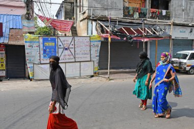 Burdwan, Purba Bardhaman, Batı Bengal / Hindistan - 20.04.2020: Purba Bardhaman İlçesi 'nde ilk COVID-19 (Novel Coronavirus) pozitif vaka tespit edildikten sonra, Burdwan kasabasındaki bazı bölgelerde yaşayanlar bölgelerini gönüllü olarak mühürlediler..