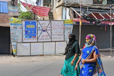 Burdwan, Purba Bardhaman, Batı Bengal / Hindistan - 20.04.2020: Purba Bardhaman İlçesi 'nde ilk COVID-19 (Novel Coronavirus) pozitif vaka tespit edildikten sonra, Burdwan kasabasındaki bazı bölgelerde yaşayanlar bölgelerini gönüllü olarak mühürlediler..