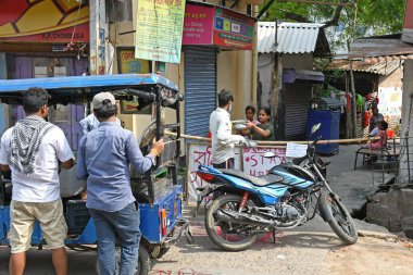 Burdwan, Purba Bardhaman, Batı Bengal / Hindistan - 20.04.2020: Purba Bardhaman İlçesi 'nde ilk COVID-19 (Novel Coronavirus) pozitif vaka tespit edildikten sonra, Burdwan kasabasındaki bazı bölgelerde yaşayanlar bölgelerini gönüllü olarak mühürlediler..