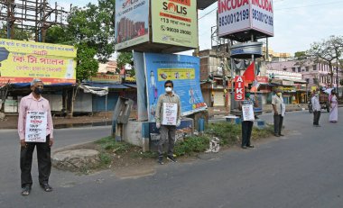 Hükümetin Novel Coronavirus 'un (COVID-19) önlenmesinde uygun bir rol oynamasını talep eden çok sayıda sol örgüt tarafından düzenlenen protesto mitingleri. Burdwan Kasabası, Purba Bardhaman Bölgesi, Batı Bengal, Hindistan.