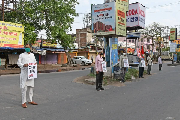Hükümetin Novel Coronavirus 'un (COVID-19) önlenmesinde uygun bir rol oynamasını talep eden çok sayıda sol örgüt tarafından düzenlenen protesto mitingleri. Burdwan Kasabası, Purba Bardhaman Bölgesi, Batı Bengal, Hindistan.