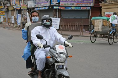 Burdwan Town, Purba Bardhaman İlçesi, Batı Bengal / Hindistan - 21.04.2020: Roman Coronavirus (COVID-19) enfeksiyonunu önlemek için yapılan hazırlıkların ardından insanlar tecrit döneminde sokaklara döküldü.