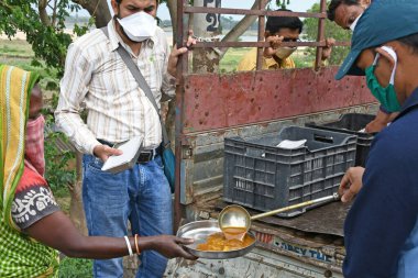 Burdwan, Purba Bardhaman Bölgesi, Batı Bengal / Hindistan - 21.04.2020: Burdwan 'ın' Speed 'adlı STK' sı, Novel Coronavirus 'un (COVID-19) ortaya çıkmasıyla para kazanamayan kişilere pişirilmiş gıda sağlıyor. Burdwan 'da, Purba Bardhaman, WB, Hindistan