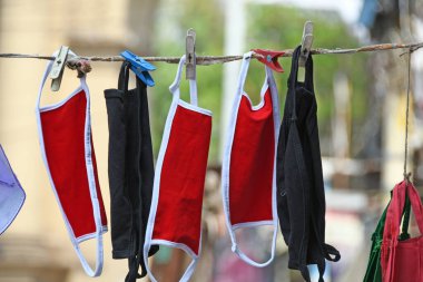 Burdwan Town, Purba Bardhaman Bölgesi, Batı Bengal / Hindistan - 22.04.2020: Burdwan kasabasında yerel yapım yüz maskeleri satılıyor. Purba Bardhaman İlçesi 'nde Roman Coronavirus (COVID-19) enfeksiyonunu önlemek için yüz maskesi kullanma eğilimi artmıştır..