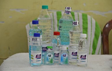 Burdwan, Purba Bardhaman Bölgesi, Batı Bengal / Hindistan - 19.04.2020: Burdwan merkezli kuruluş 'Palla Yolu Pallimongal Samity' Kamu Özel Ortaklığı projesinde alkol bazlı el dezenfektanları üretiyor.