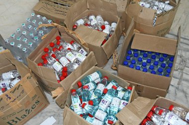 Burdwan, Purba Bardhaman Bölgesi, Batı Bengal / Hindistan - 19.04.2020: Burdwan merkezli kuruluş 'Palla Yolu Pallimongal Samity' Kamu Özel Ortaklığı projesinde alkol bazlı el dezenfektanları üretiyor.