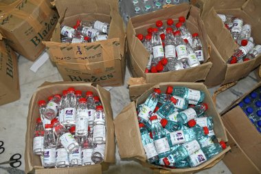 Burdwan, Purba Bardhaman Bölgesi, Batı Bengal / Hindistan - 19.04.2020: Burdwan merkezli kuruluş 'Palla Yolu Pallimongal Samity' Kamu Özel Ortaklığı projesinde alkol bazlı el dezenfektanları üretiyor.