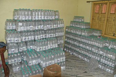 Burdwan, Purba Bardhaman Bölgesi, Batı Bengal / Hindistan - 19.04.2020: Burdwan merkezli kuruluş 'Palla Yolu Pallimongal Samity' Kamu Özel Ortaklığı projesinde alkol bazlı el dezenfektanları üretiyor.