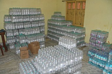 Burdwan, Purba Bardhaman Bölgesi, Batı Bengal / Hindistan - 19.04.2020: Burdwan merkezli kuruluş 'Palla Yolu Pallimongal Samity' Kamu Özel Ortaklığı projesinde alkol bazlı el dezenfektanları üretiyor.