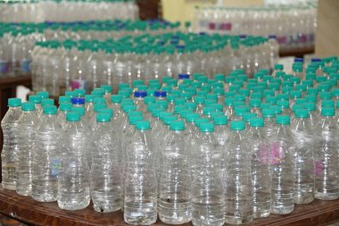 Burdwan, Purba Bardhaman Bölgesi, Batı Bengal / Hindistan - 19.04.2020: Burdwan merkezli kuruluş 'Palla Yolu Pallimongal Samity' Kamu Özel Ortaklığı projesinde alkol bazlı el dezenfektanları üretiyor.