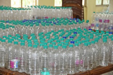 Burdwan, Purba Bardhaman Bölgesi, Batı Bengal / Hindistan - 19.04.2020: Burdwan merkezli kuruluş 'Palla Yolu Pallimongal Samity' Kamu Özel Ortaklığı projesinde alkol bazlı el dezenfektanları üretiyor.