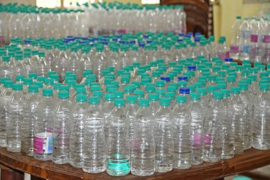 Burdwan, Purba Bardhaman Bölgesi, Batı Bengal / Hindistan - 19.04.2020: Burdwan merkezli kuruluş 'Palla Yolu Pallimongal Samity' Kamu Özel Ortaklığı projesinde alkol bazlı el dezenfektanları üretiyor.