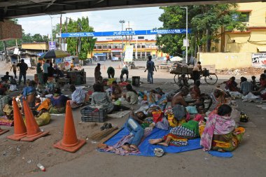 Burdwan Town, Purba Bardhaman İlçesi, Batı Bengal / Hindistan - 25.04.2020: Novel Coronavirus 'un (COVID-19) ortaya çıkışı nedeniyle bazı insanlar Burdwan Junction Tren İstasyonu önündeki köprünün altında yaşıyorlar.